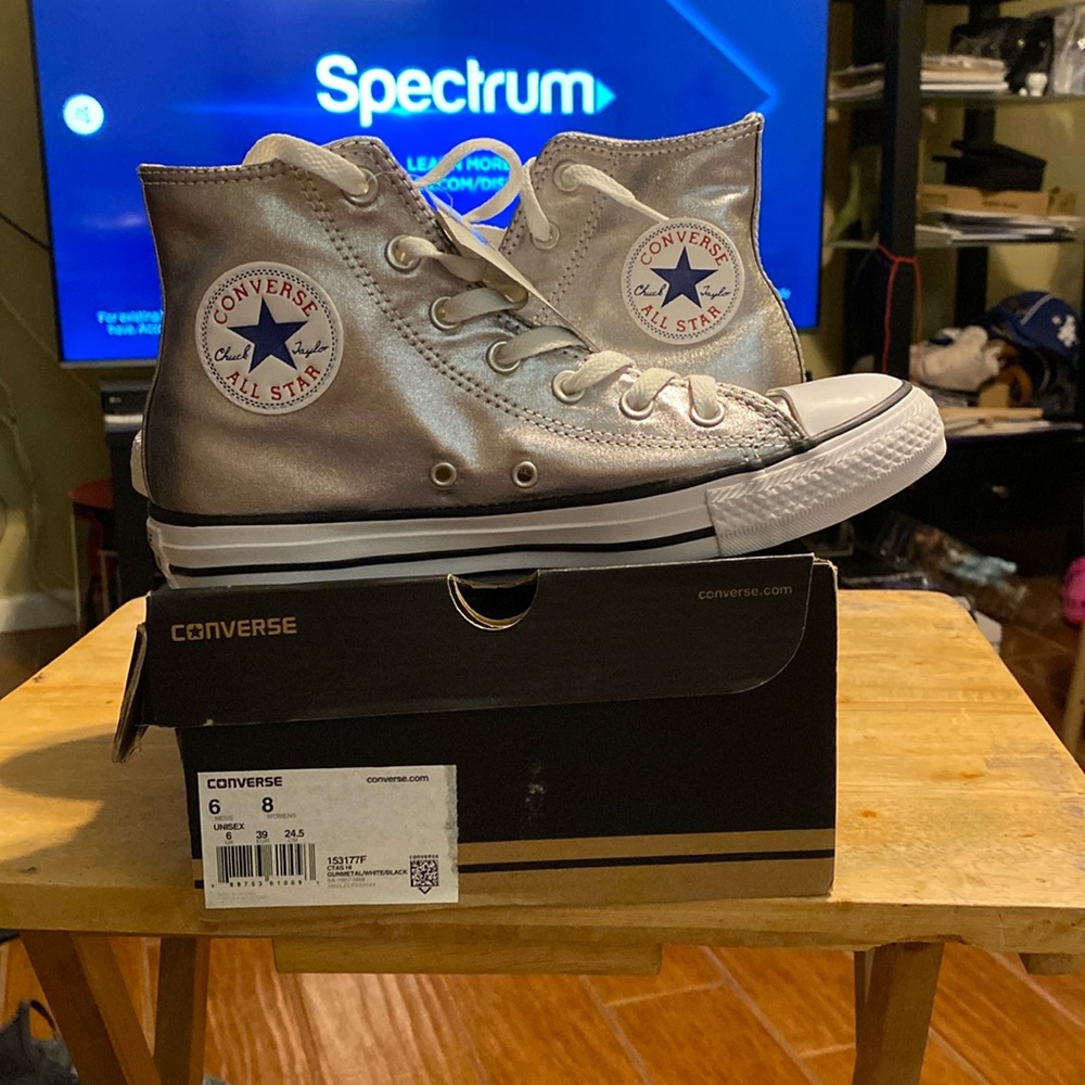 CONVERSE HIGHTOPS SILVER MENS 6/ WOMENS 8